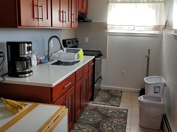 4th image of 18 Julian Pl Unit Upper