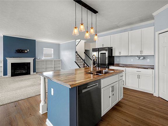 3rd image of 3011 Sir Charles Dr