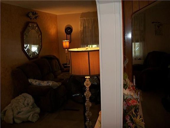 3rd image of 32 Royal Ave