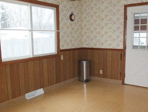 3rd image of 567 Pauline Ave