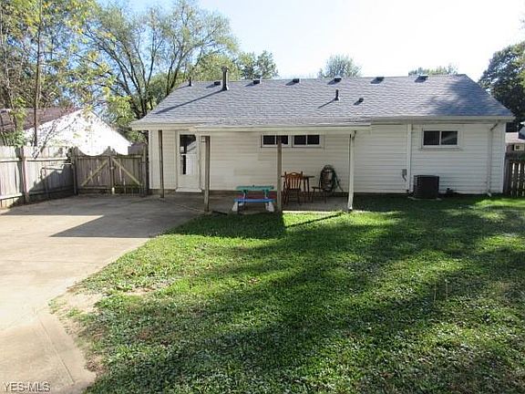 2nd image of 973 Oakwood Dr