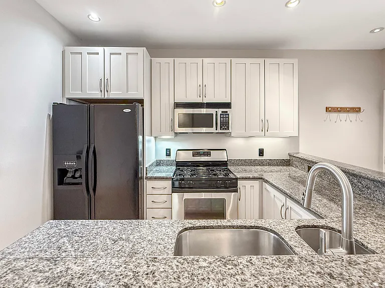 563 Minna St #2 — Photo 8