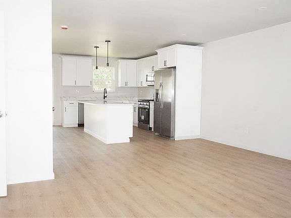 5th image of 391 Cahill St