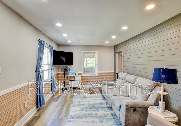2 Clover St — Photo 4