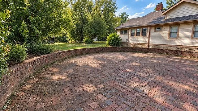 3 bed, 1.0 bath, 1192 sqft, $1,125 — Photo 3
