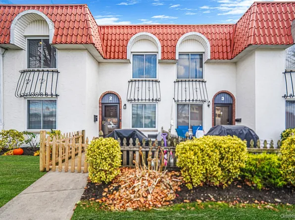 2 Alhambra Drive, Oceanside, NY 11572