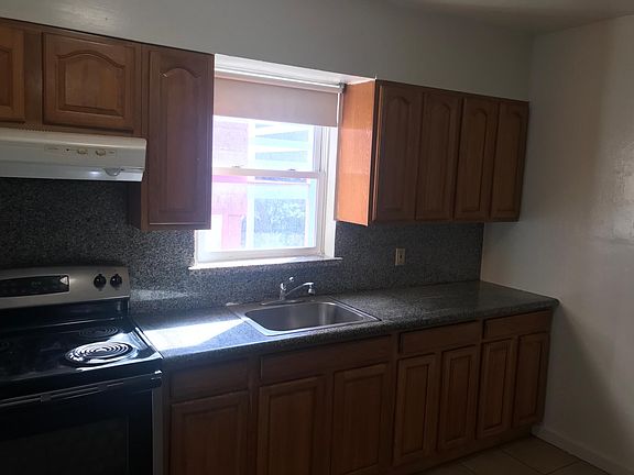 3rd image of 3911 Balboa St