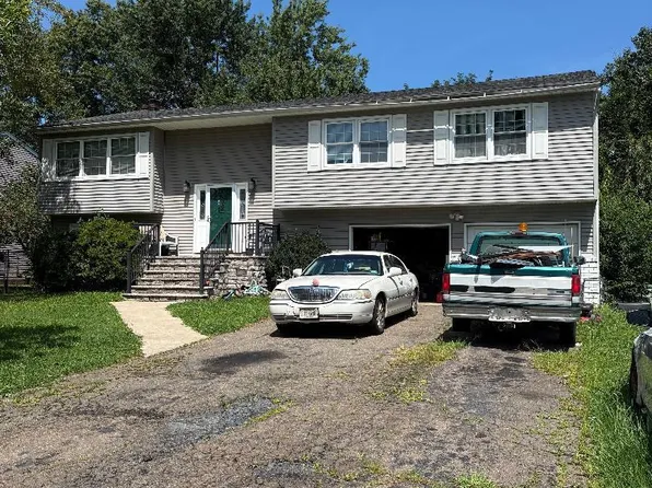 25 Oakey Dr S, Kendall Park, NJ 08824