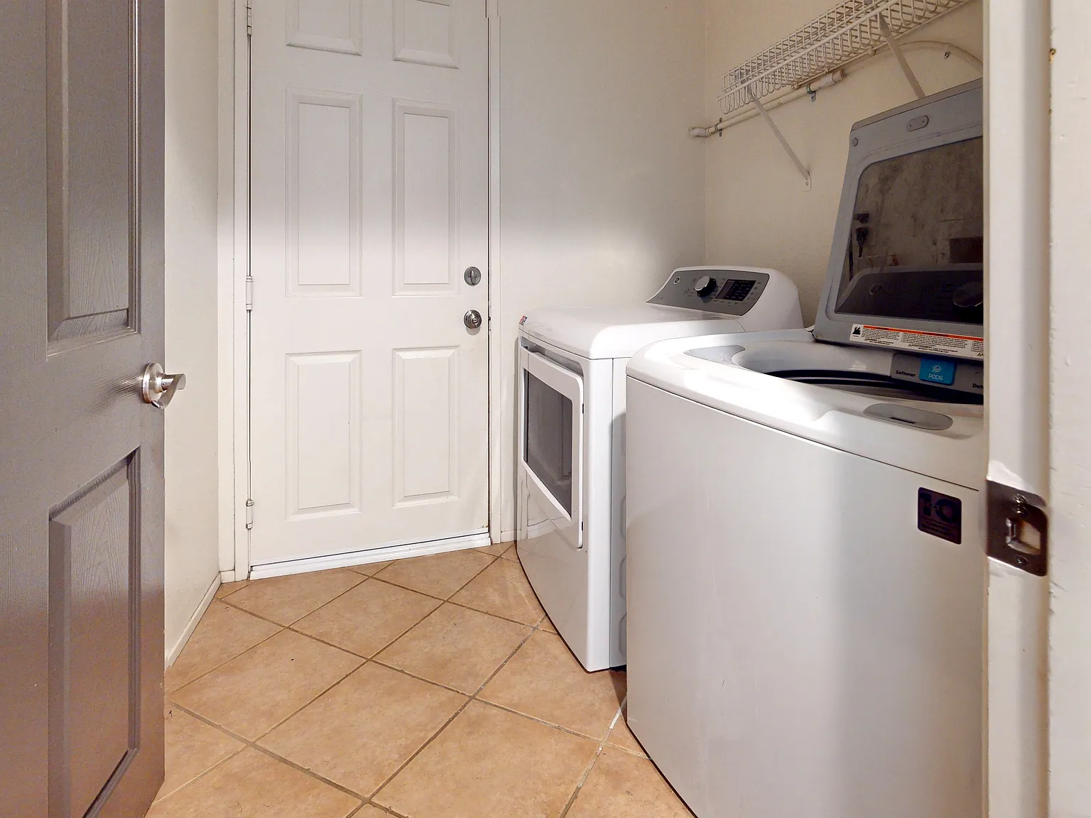 5 bed, 2.5 bath, 2600 sqft, $3,650 — Photo 3