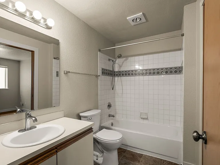 Newland Apartments — Photo 14