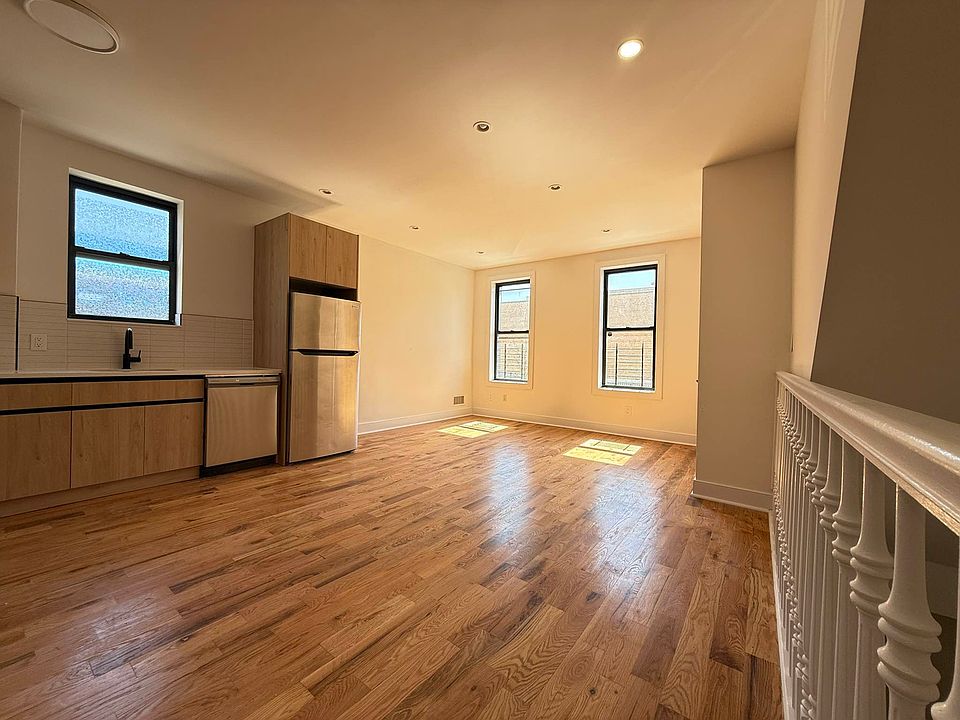 2nd image of 117A Calyer St #3L