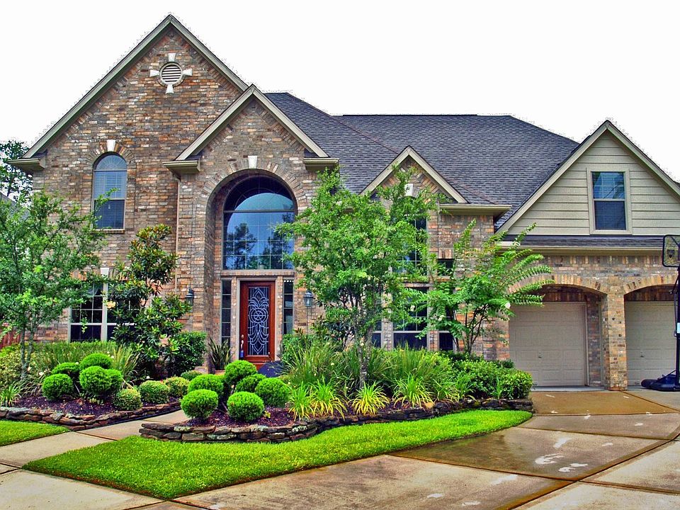 The front view of this immaculate home speaks for itself