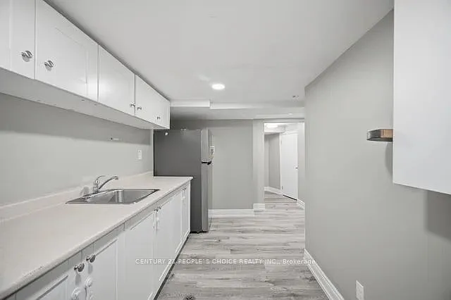 249 Burnhamthorpe Rd #-LOWER — Photo 9