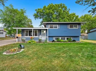 24 Circle Dr W, Montgomery, IL 60538