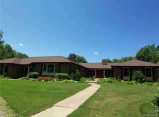 920 Lochaven Rd, Waterford, MI 48327