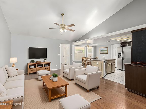 4th image of 4021 E DES MOINES Street