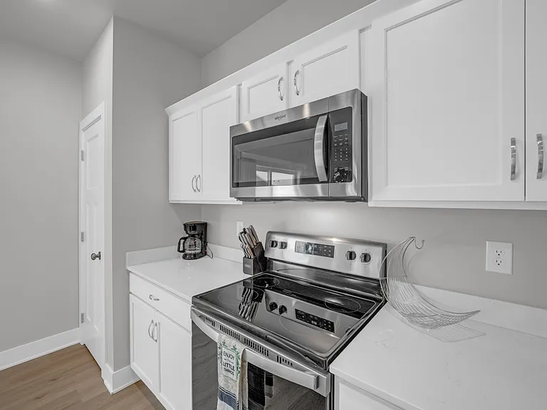 690 SE Booth Ave — Photo 6