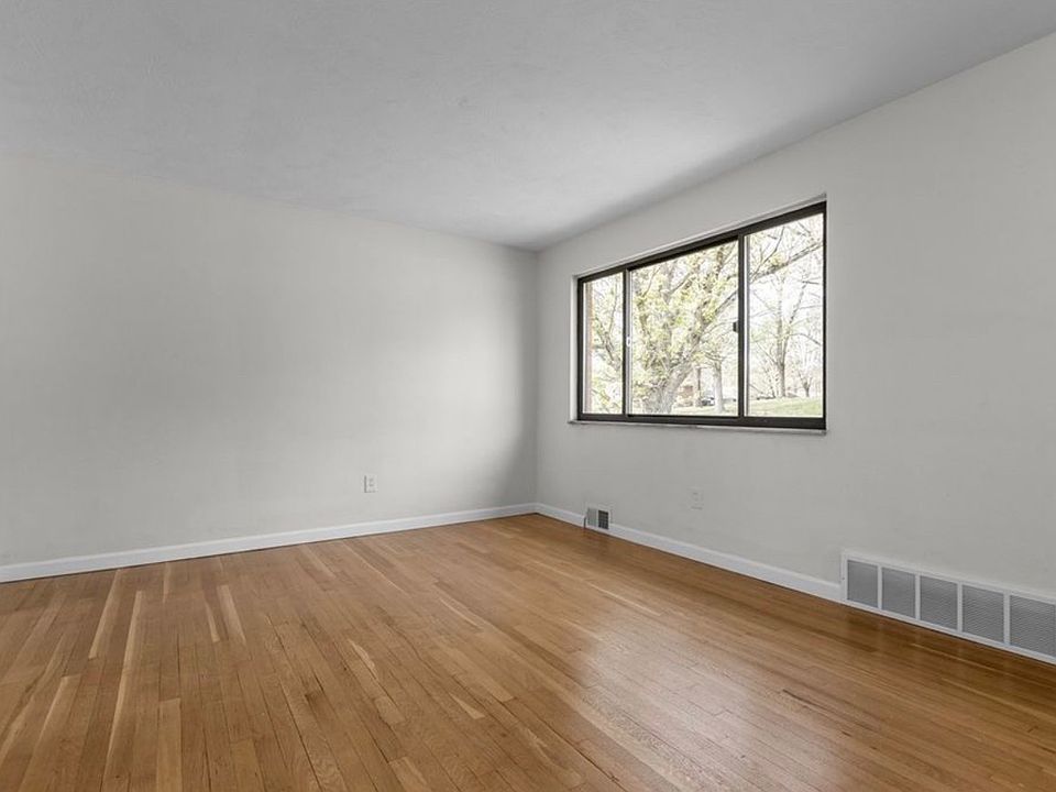 1st image of 548B Firethorne Dr