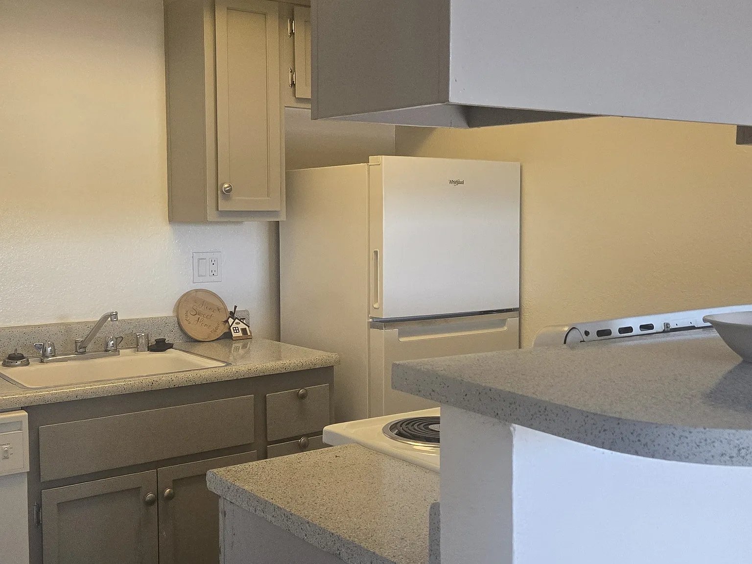 Studio, 400 sqft, $801 — Photo 3