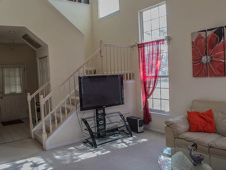 284 Hunterdon Ct — Photo 4