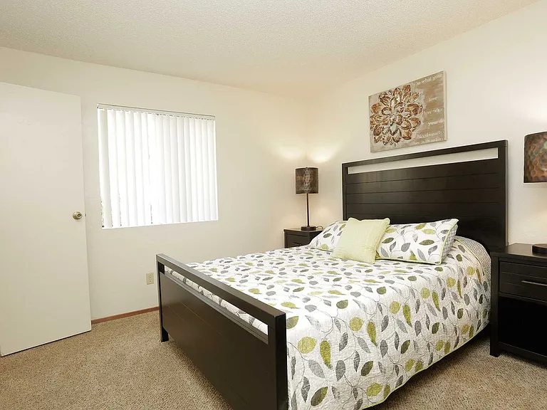 Silverado Apartments — Photo 28