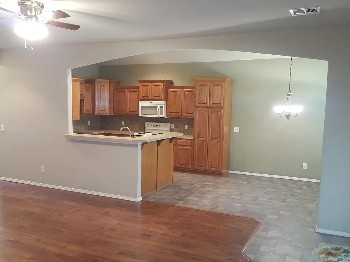 4 bed, 2.5 bath, 2688 sqft, $2,200 — Photo 3