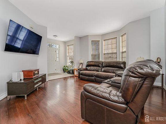 5th image of 66 Tennyson Rd