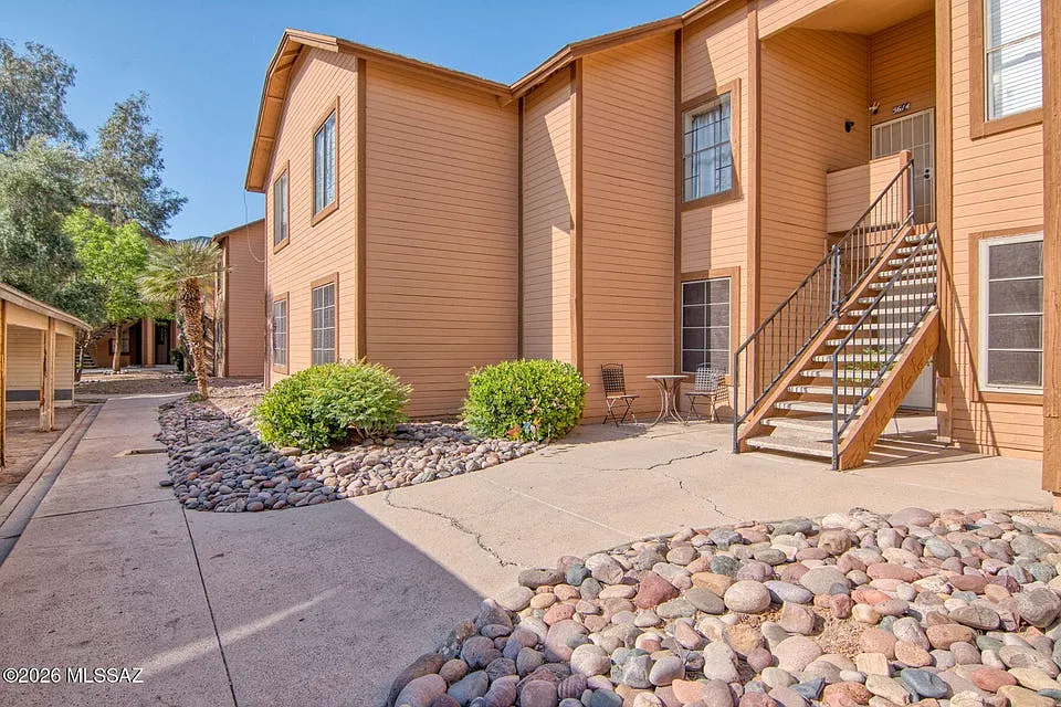 5616 S Wood Crest Dr