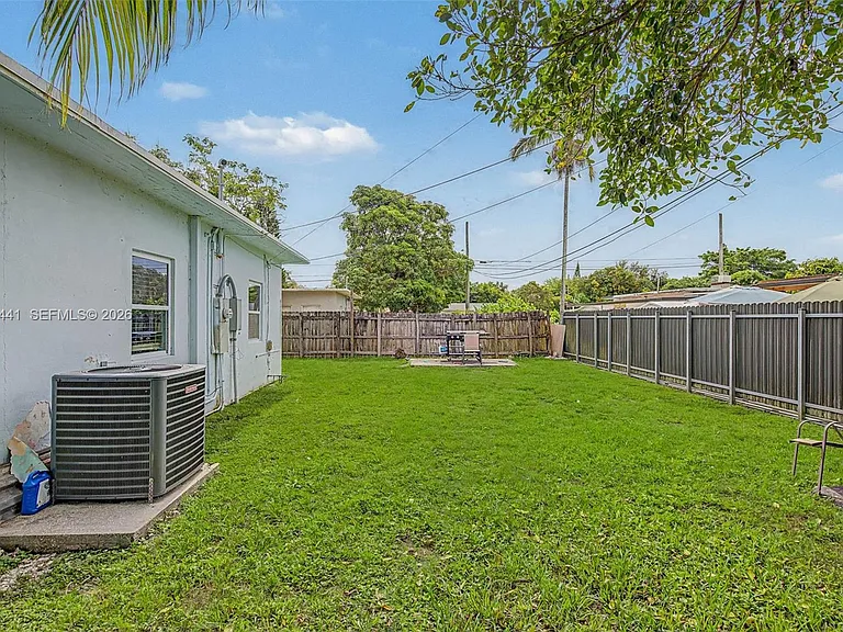 5910 SW 62nd Ter — Photo 18