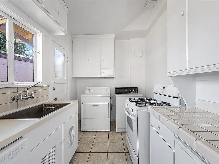 2138 Clinton Ave #A - 1 bedroom | 1 bath — Photo 10