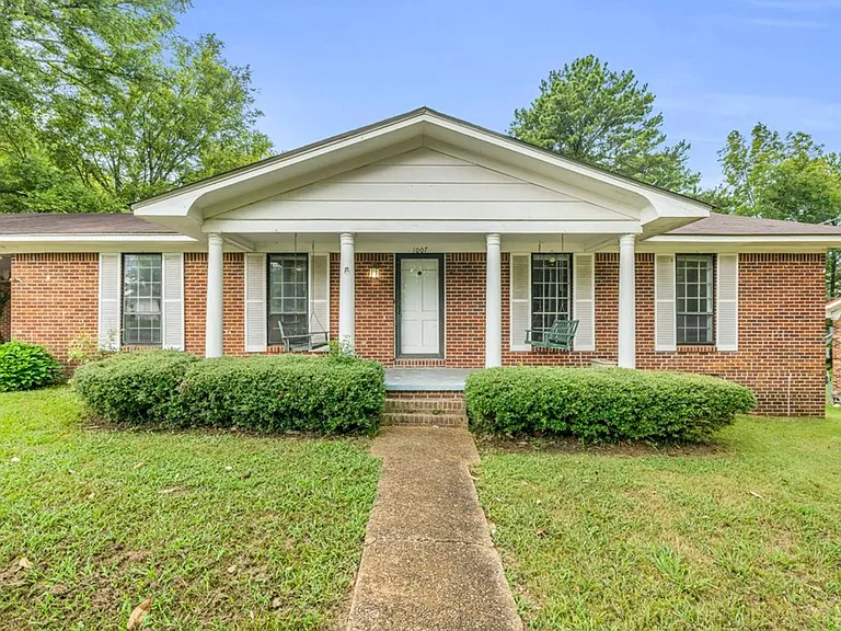 1007 Eisenhower Dr — Photo 1