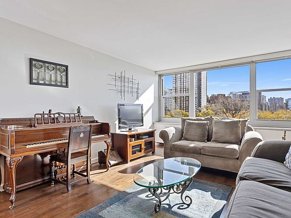 3rd image of 555 W Cornelia Ave APT 808
