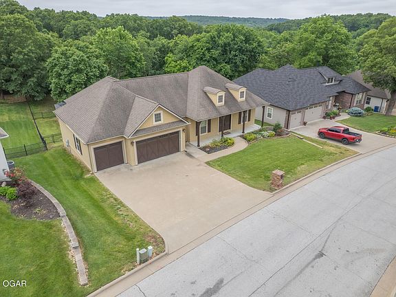 4th image of 2820 Summit Dr