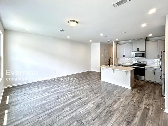329 Victoria Dr — Photo 4