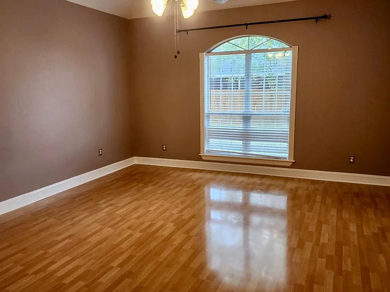 318 Oxford Ct — Photo 2
