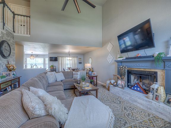4th image of 221 N Valley Dr