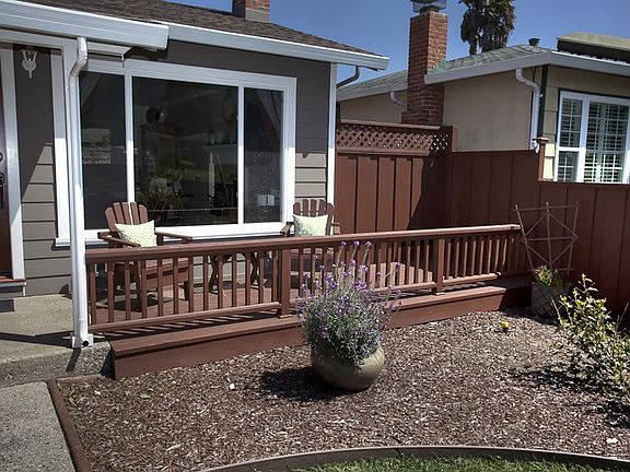 3rd image of 823 Montezuma Dr