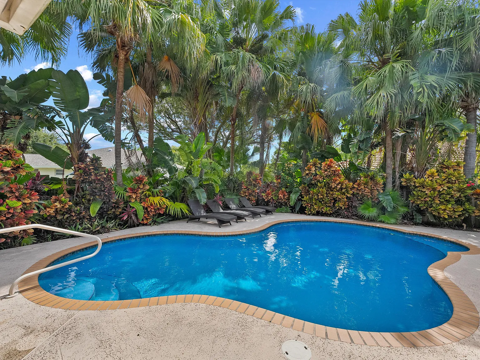4 bed, 3.0 bath, 2411 sqft, $11,000 — Photo 3