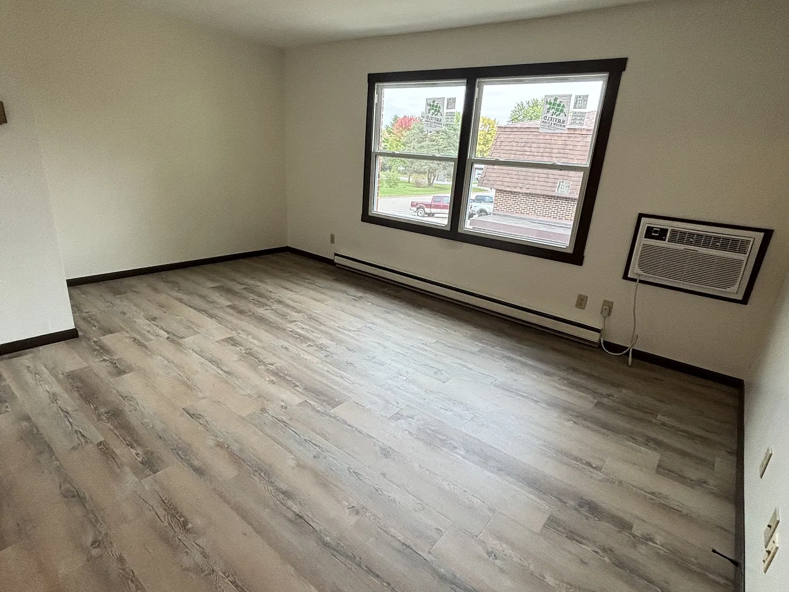 475 Walter St — Photo 3
