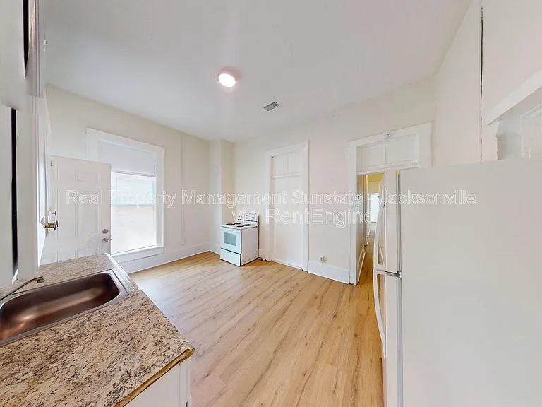 2324 Moncrief Rd — Photo 11