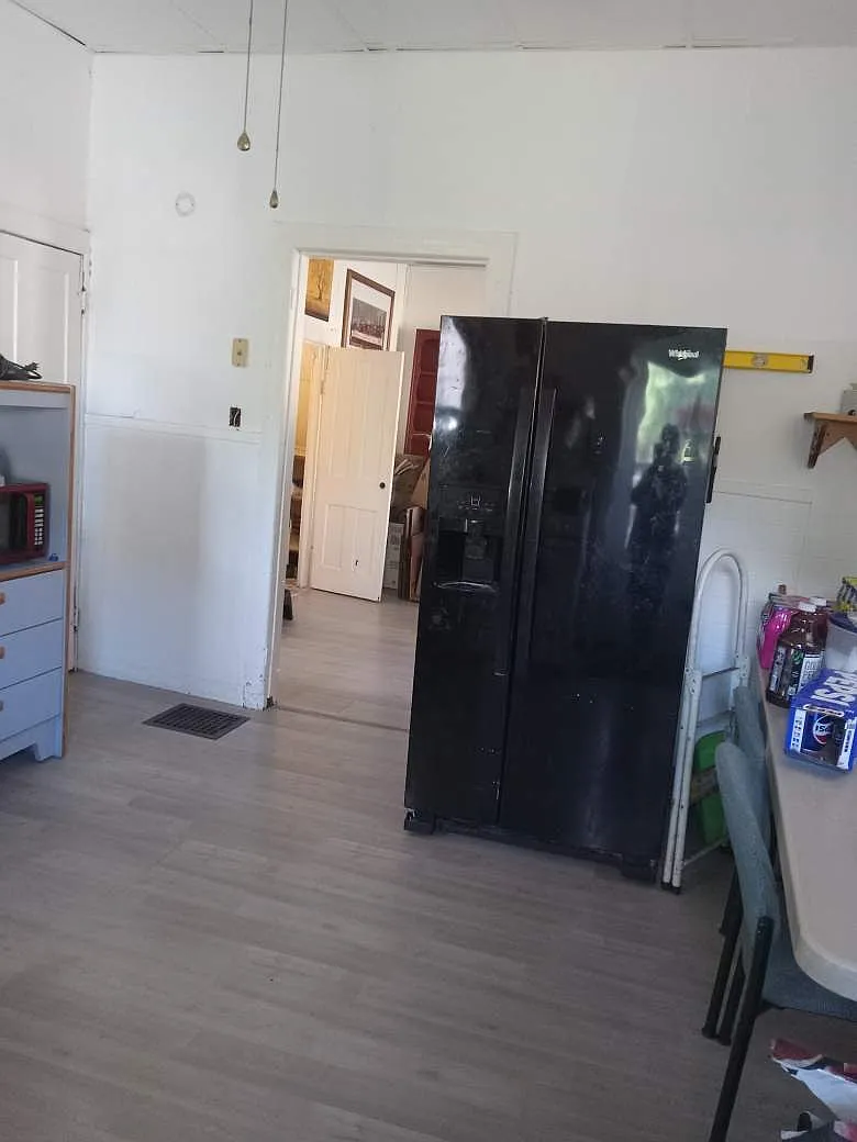 3 bed, 1.5 bath, 2772 sqft, $1,300 — Photo 3