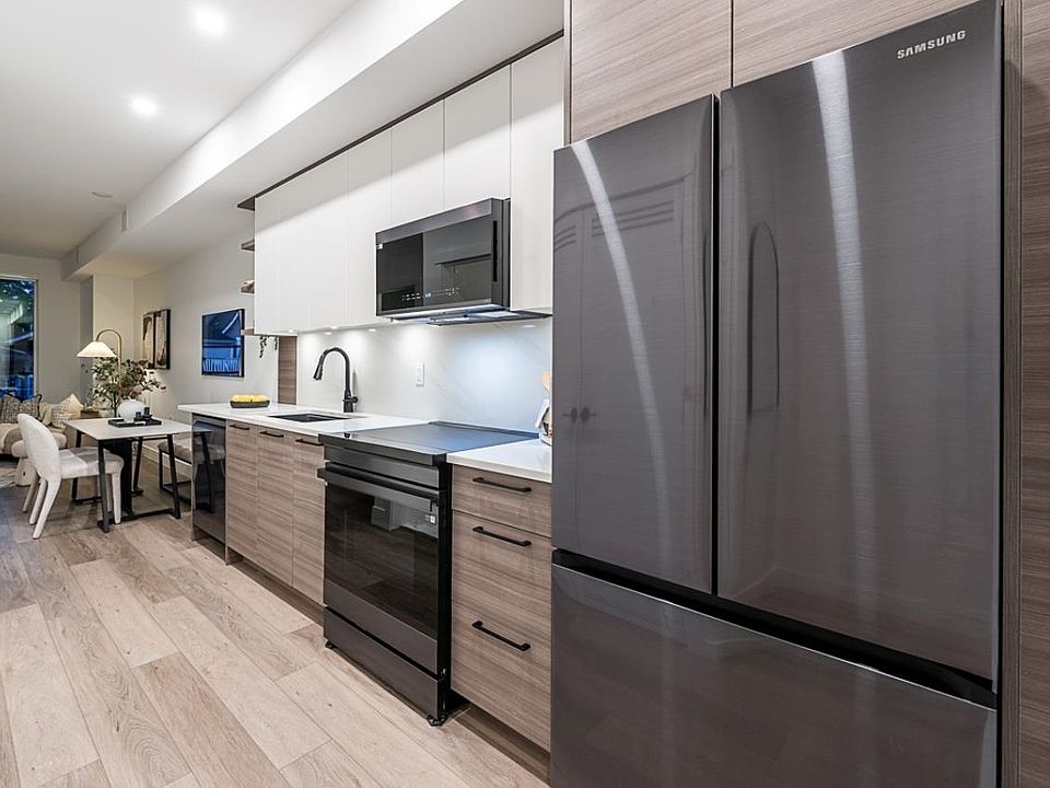 1st image of 422 Lakewood Dr #207