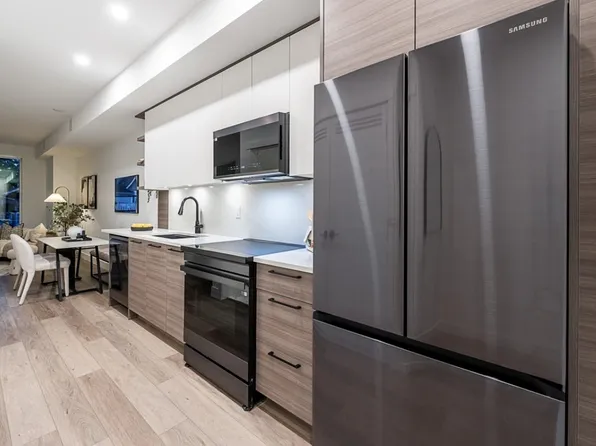 422 Lakewood Dr #207, Vancouver, BC V5L 4L1