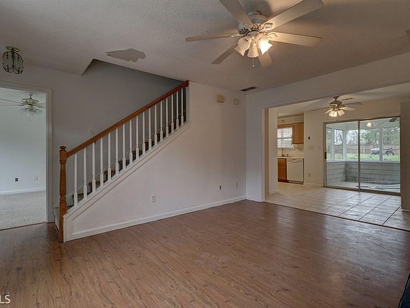 4th image of 111 Country Mill Ln