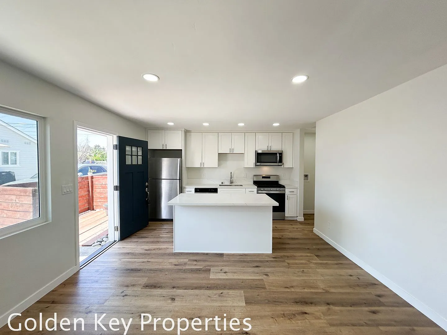 Welcome to your beautifully renovated single level attached home in the heart of Oceanside! — Photo 4