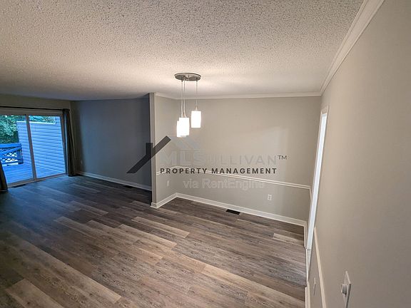 4th image of 4 Willow Bridge Dr #1