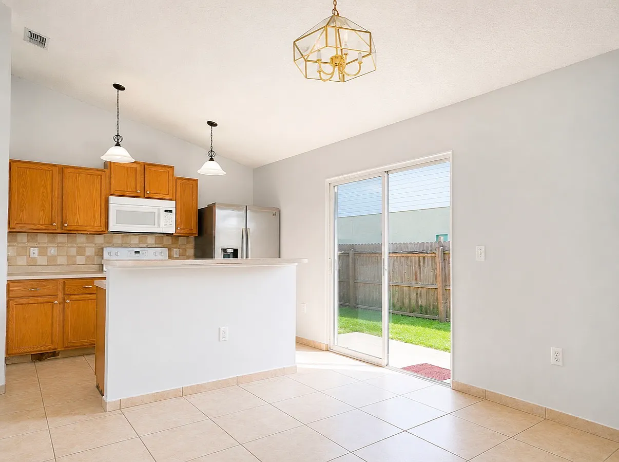 3 bed, 1176 sqft, $2,200 — Photo 4