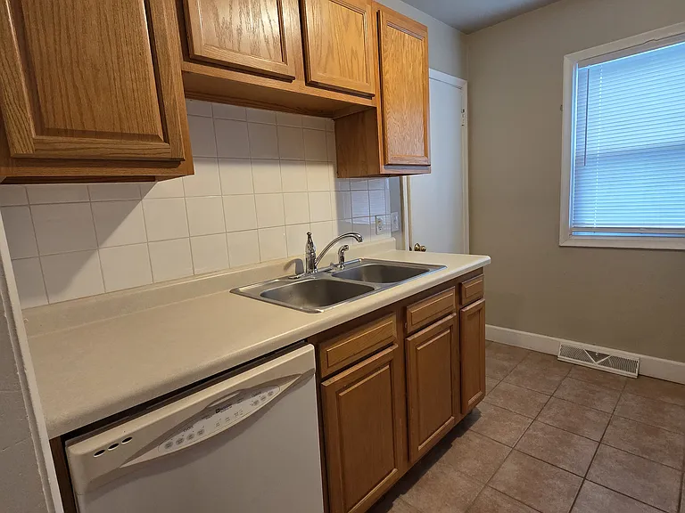 5526 Cedar St — Photo 7