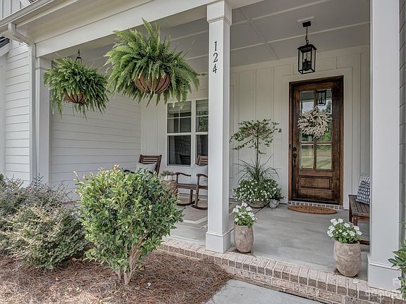 3rd image of 124 Cherry Crossing Ln