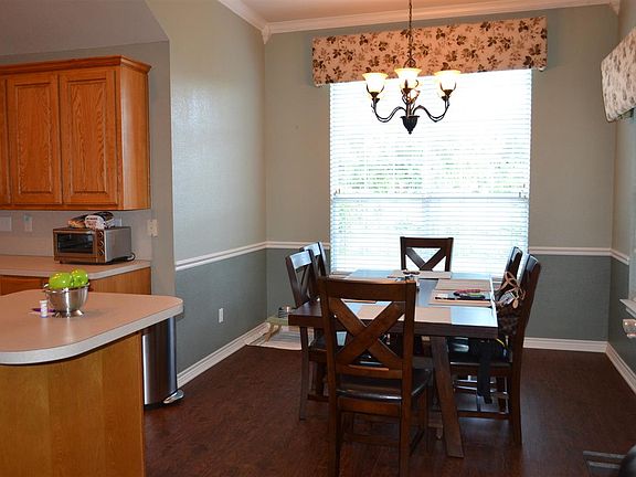 5th image of 920 Oakmont Dr